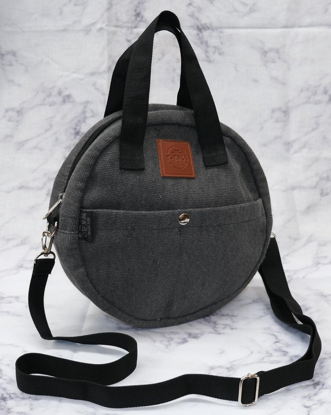Taschen für Damen: Runde Tasche als Handtasche oder Umhängetasche, aus Stoff – Neu (gemäss Beschreibung) aus Zürich von Masala-Oase