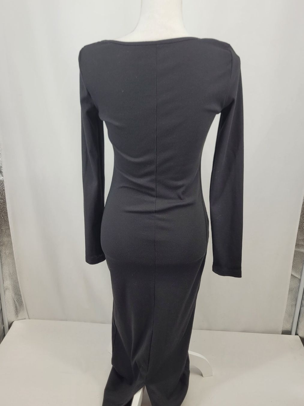 Shein Robes: SHEIN Robe noire à manches longues – D'occasion à Lausanne par PlusValue_Lausanne 1