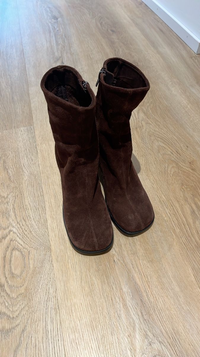 Zara Scarpe da donna: Bottes en daim marron, taille 37, comme neuve – Nuovo (secondo la descrizione) da Salgesch venduto da Tuf7