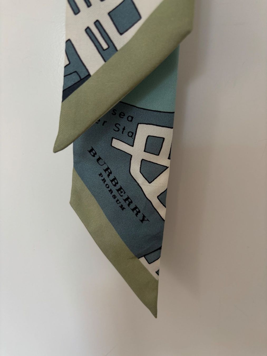 Burberry Foulards, Tücher & Schals: BURBERRY PROSUM  Seiden Twilli 89x6cm – Gebraucht aus Herrliberg von mayfi 1