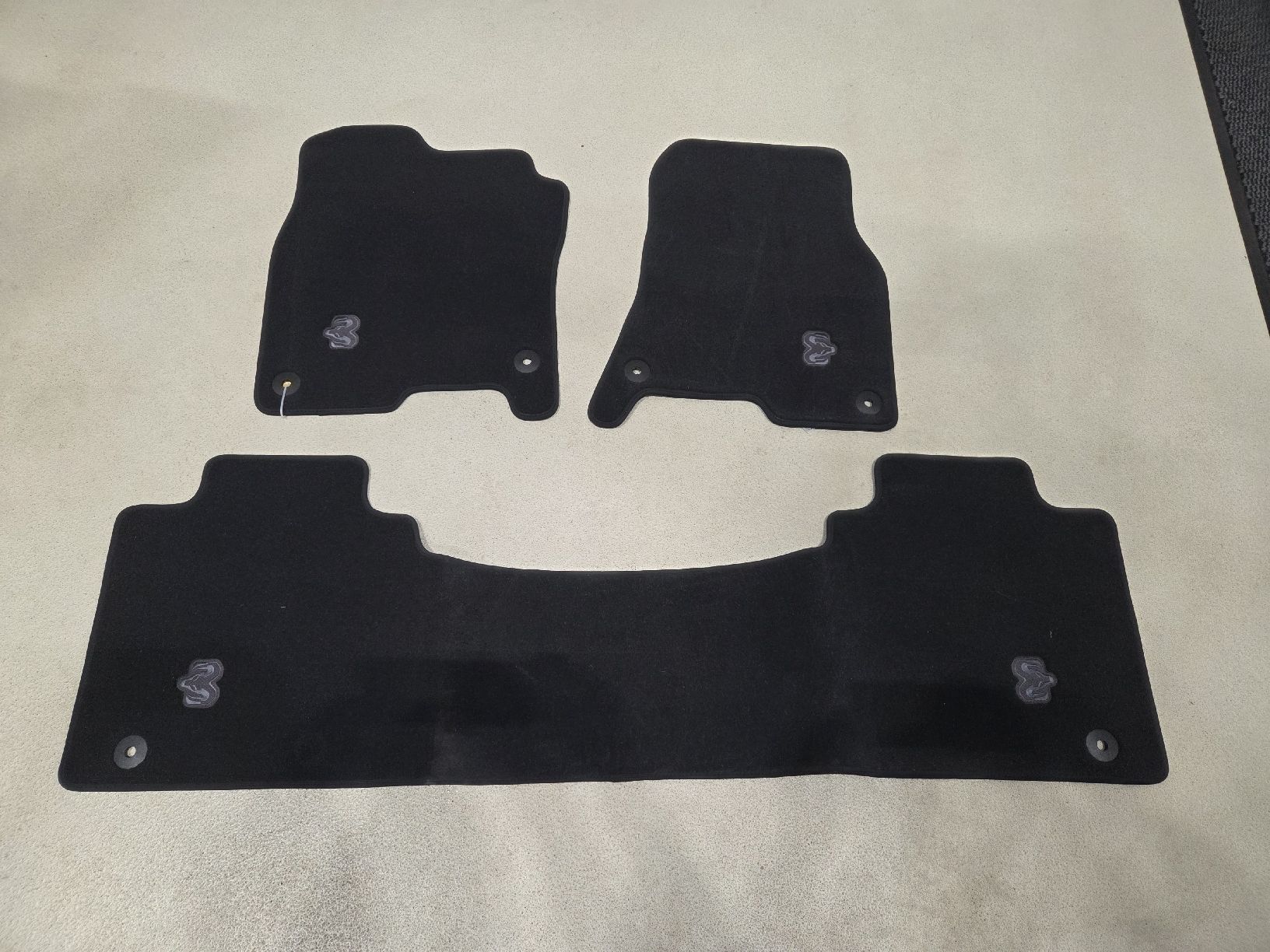 Dodge Teppiche / Matten: Dodge RAM 1500 Teppich Satz ab MY 2019 – Neu und originalverpackt aus Spreitenbach von VORSTADTGARAGE8957