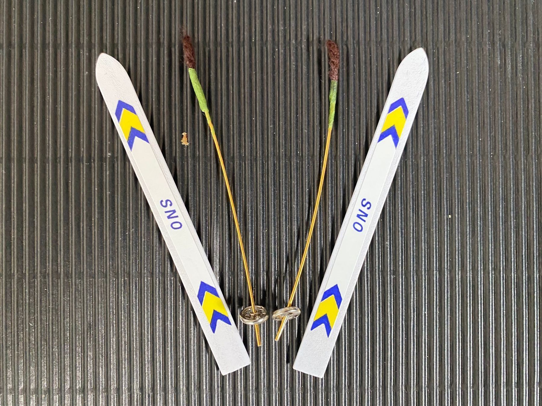 Kit bricolage: Mini Ski + Stöcke (total 15 Stk.) – Nuovo e nell'imballaggio originale da Egg SZ venduto da irbaku