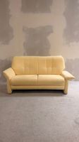 2-Sitzer Sofa mit verstellbaren Armlehnen in Cremefarbe
