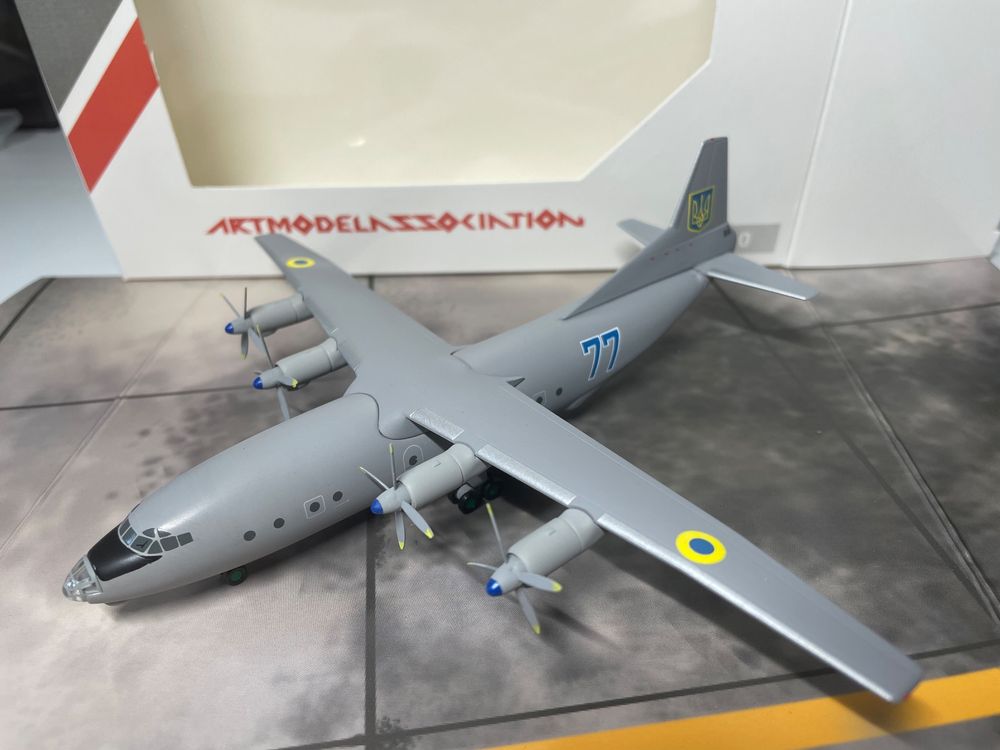 Antonov An-12 Ukraine Air Force #77 1/200 | Kaufen auf Ricardo