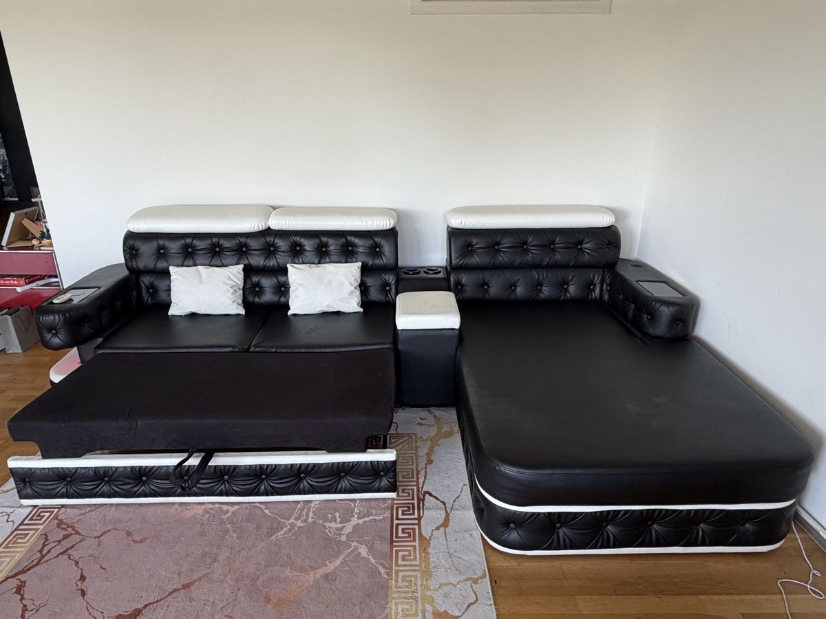 Sofas: Exklusive Wohnlandschaft / Ecksofa mit LED, USB und Wireless – D'occasion à Schindellegi par dam_csz6