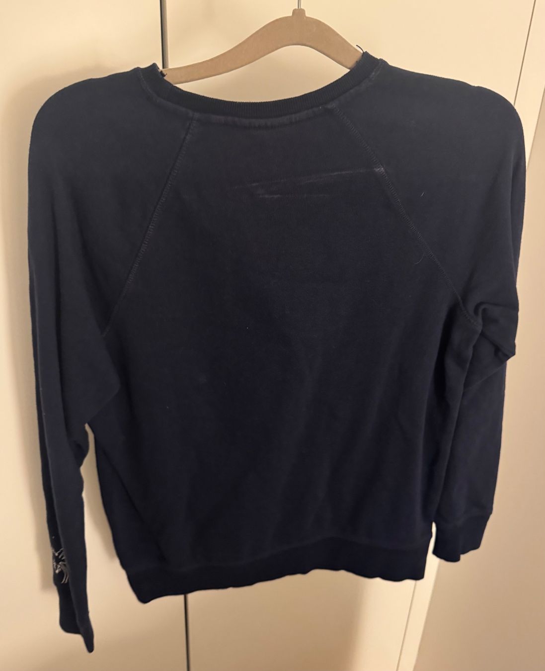 Pullover & Sweatshirts: Dunkelblauer Pulli mit Schriftzug – Gebraucht aus Binningen von lea_5mf8 1
