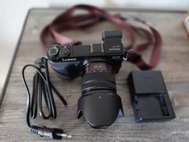 Panasonic GX7, 14-42mm und Ladegerät