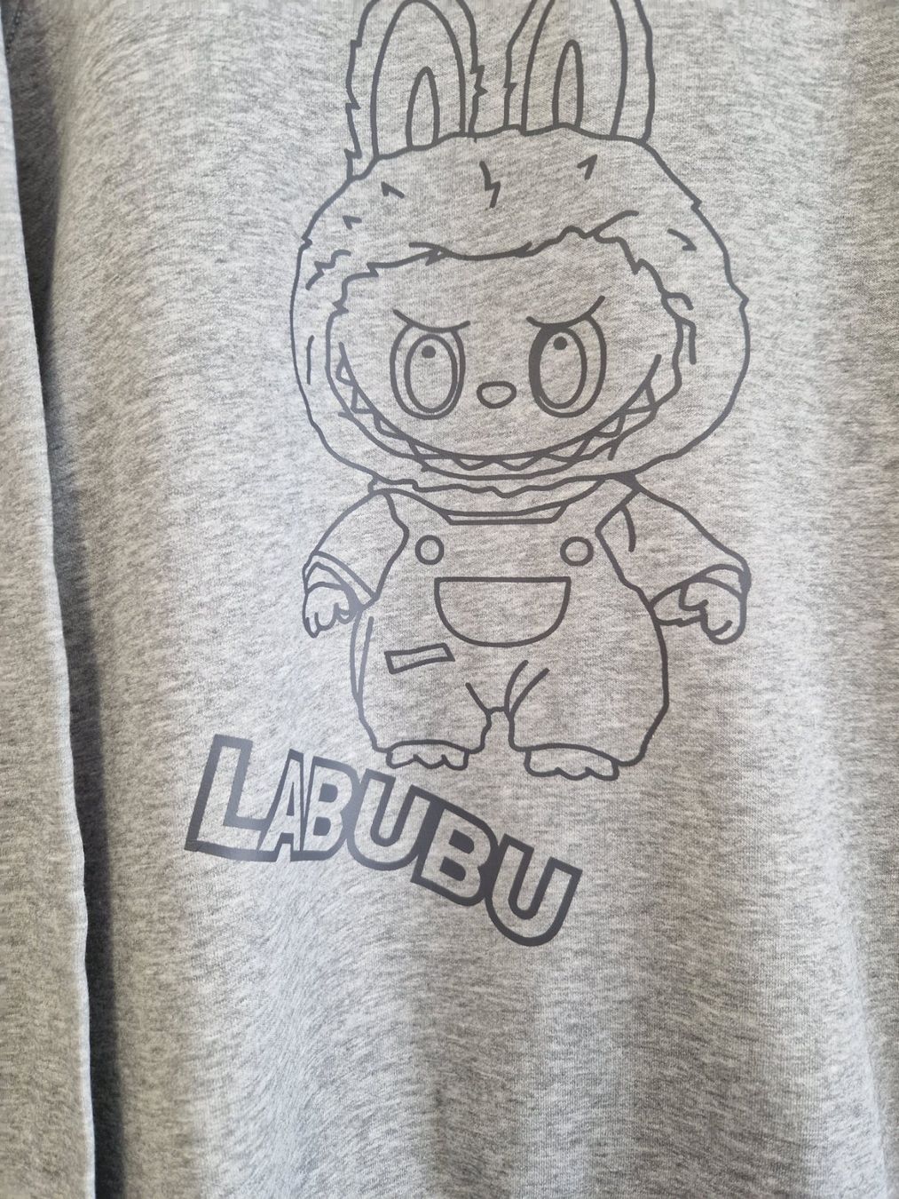 Maglioni & Felpe: Sweat GRIS applique Labubu Taille L – Nuovo e nell'imballaggio originale da St-Imier venduto da goodber 1