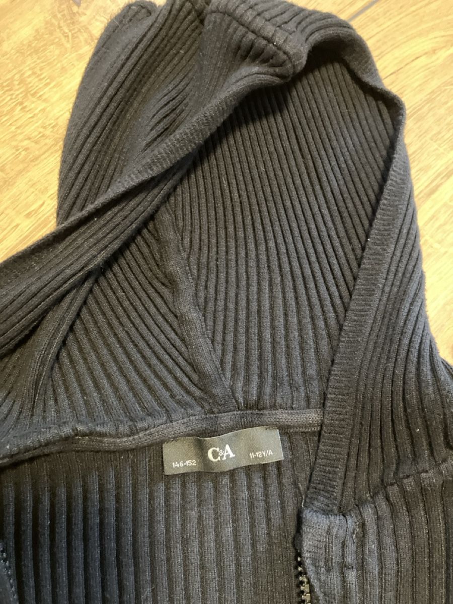 C&A Maglioni & Felpe: Strickjacke kapuze 146/152 – Usato da Weissbad venduto da Praxedis_P51 1