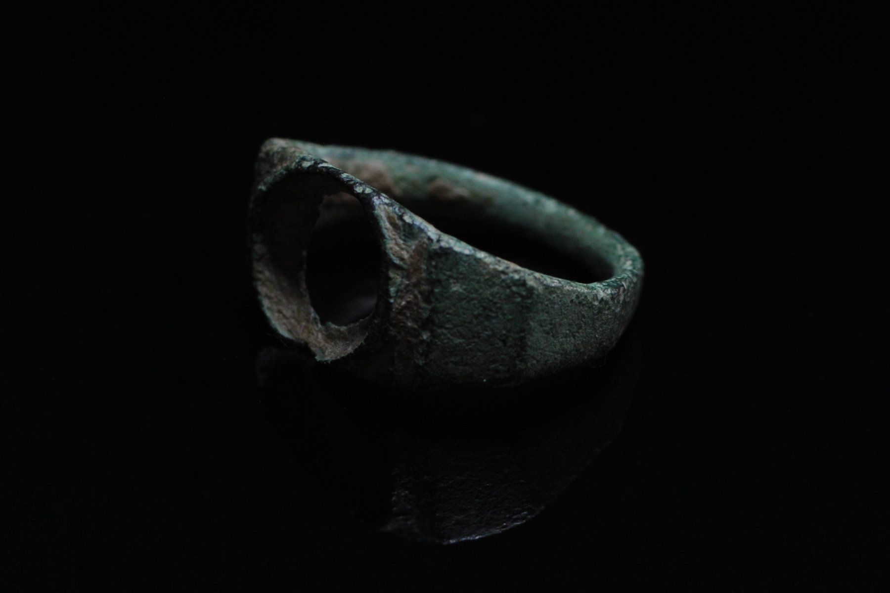 Anelli: Antiker römischer Bronze-Fingerring mit Steinfassung – Usato da Winterthur venduto da MountOlympus