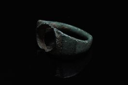 Antiker römischer Bronze-Fingerring mit Steinfassung