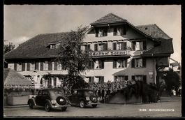 AK Schwarzenburg, Gasthof Sonne, Brunnen und Autos aus Bern