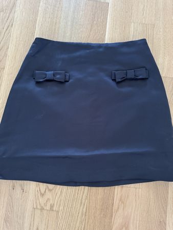 Schwarzer H&M Rock mit Schleifen Gr. 34