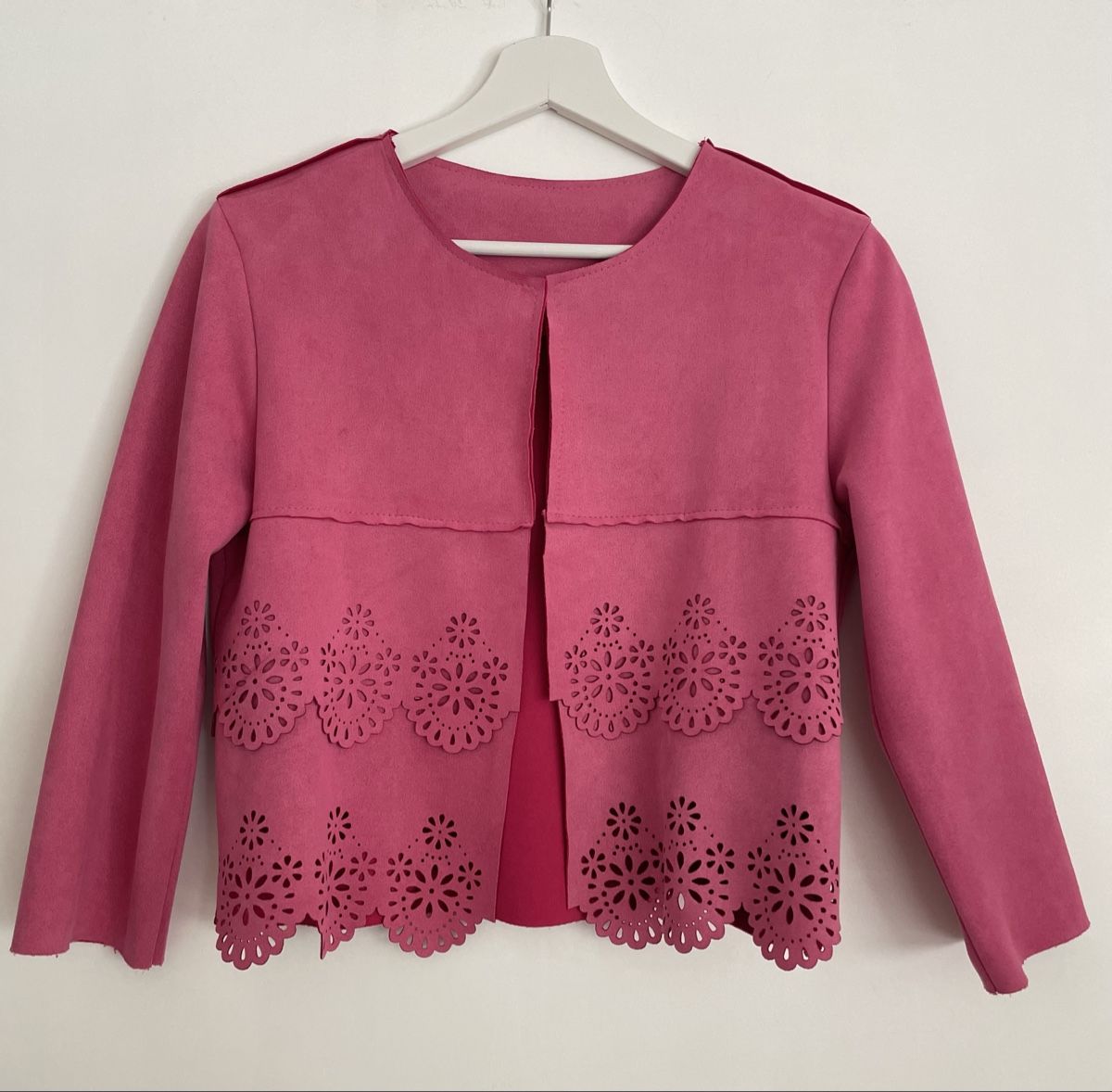 Giacche: Pinke Blazer Jacke mit Lochmuster – Usato da St. Moritz venduto da cri_h9tt