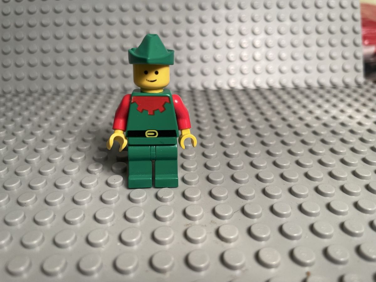 Lego Kit di costruzioni: Lego Forestman red cas 323 Green Hat – Usato da Airolo venduto da Bagaion99