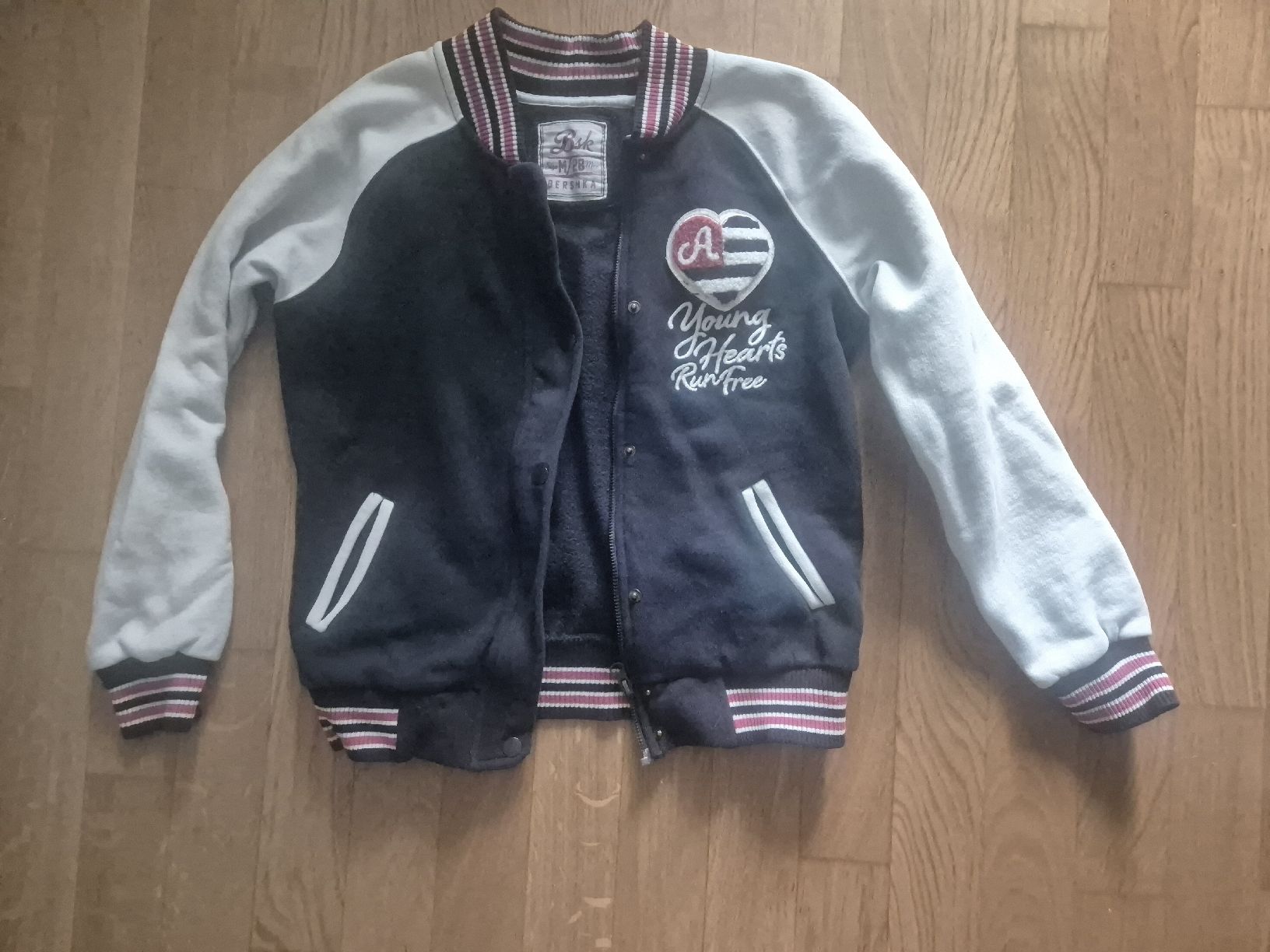 Bershka Giacche: Vintage-Style Varsity Jacket - Perfect for Autumn Days – Usato da Basel venduto da and_zvv7
