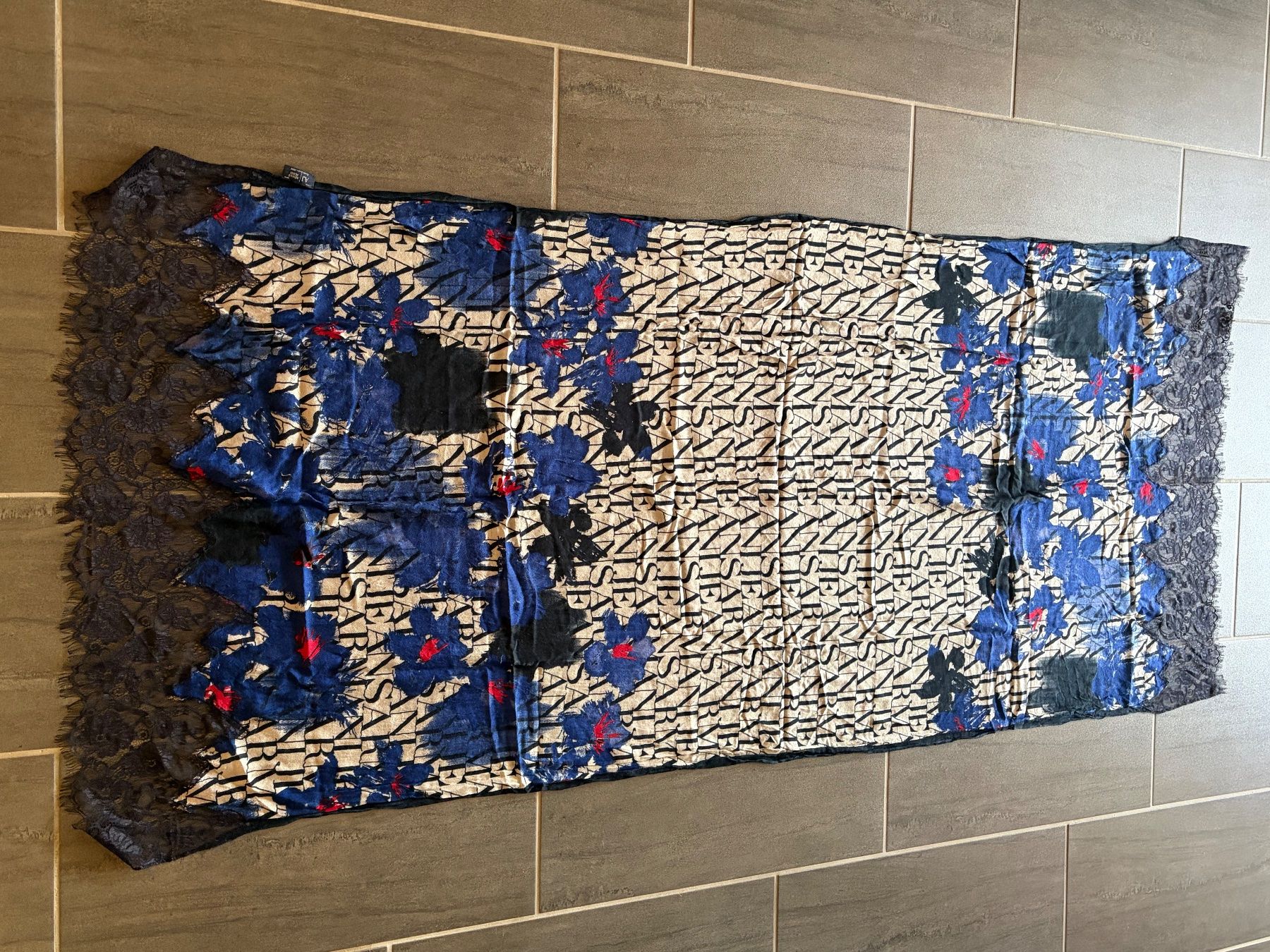 Armani Foulard & Sciarpe: Foulard 85/195 cms ARMANI JEANS – Usato da Martigny venduto da Sessalie