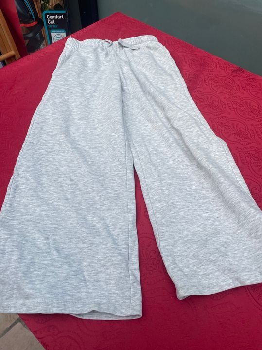 C&A Pantaloni: Mädchen Hose grau 134 – Usato da Bergdietikon venduto da antovale