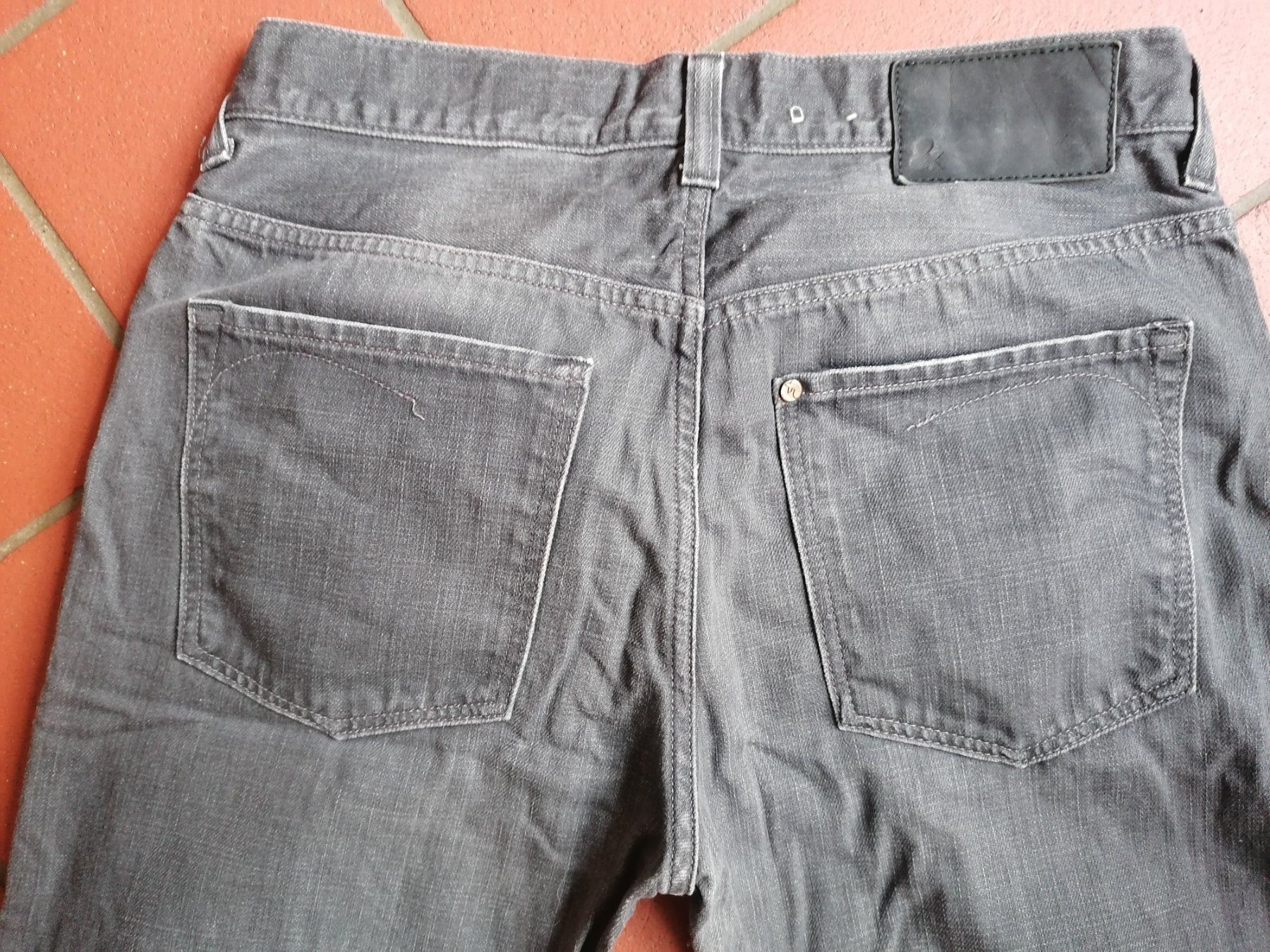 H&M Jeans: Jeans  Mann dunkelgrau – Usato da Bedigliora venduto da Dolcezza0 2