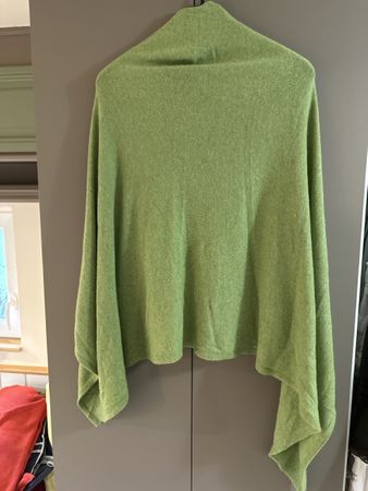 Poncho kiwigrün in neuem Zustand