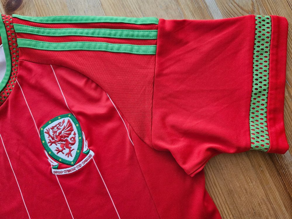 Adidas Maillots de corps & Pantalons: Trikot Wales adidas Grösse S Fussball – D'occasion à Niederrohrdorf par United-Village-Trade 2