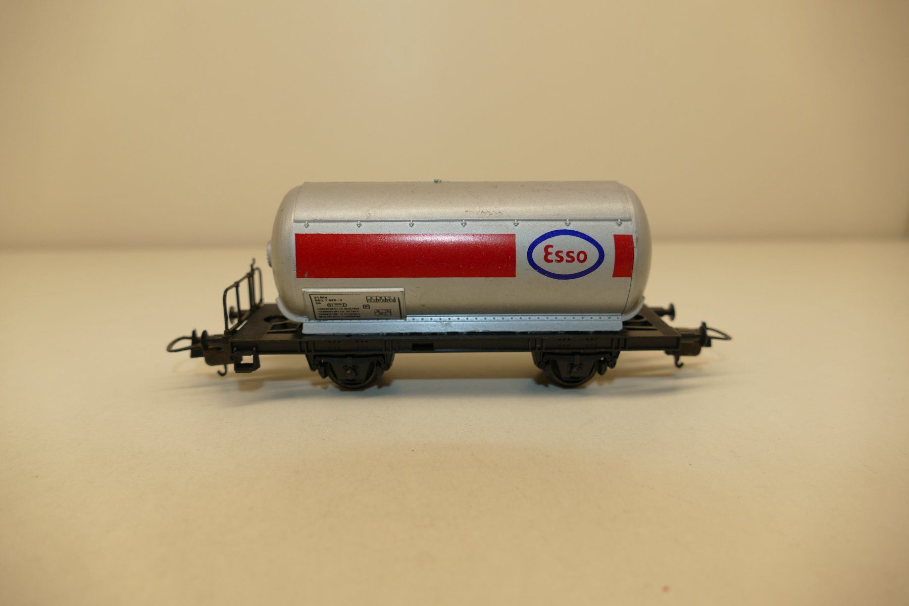 Lima Modelleisenbahnen: Lima H0: RIV Kesselwagen Esso – Gebraucht aus Niederhasli von rail-duerst