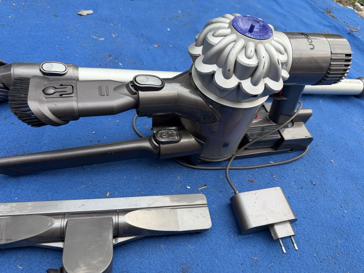 Dyson Aspirateurs & Accessoires: Dyson v8 – D'occasion à Camorino par CamperCommunity