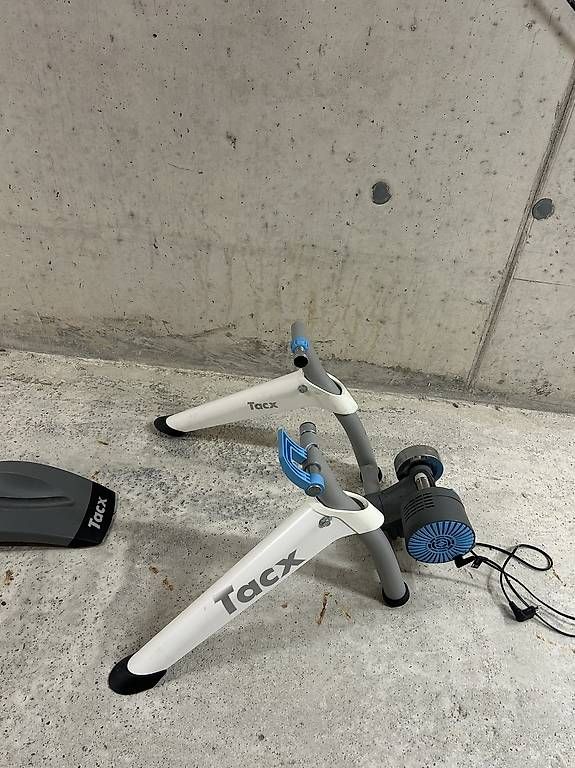 Vélos d'appartement: Tacx Flow Smart T2240 Smart Trainer – D'occasion à Zürich par luk_p52v