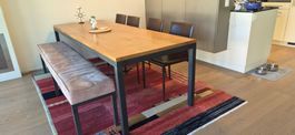 Holztisch mit Stühlen und Sitzbank