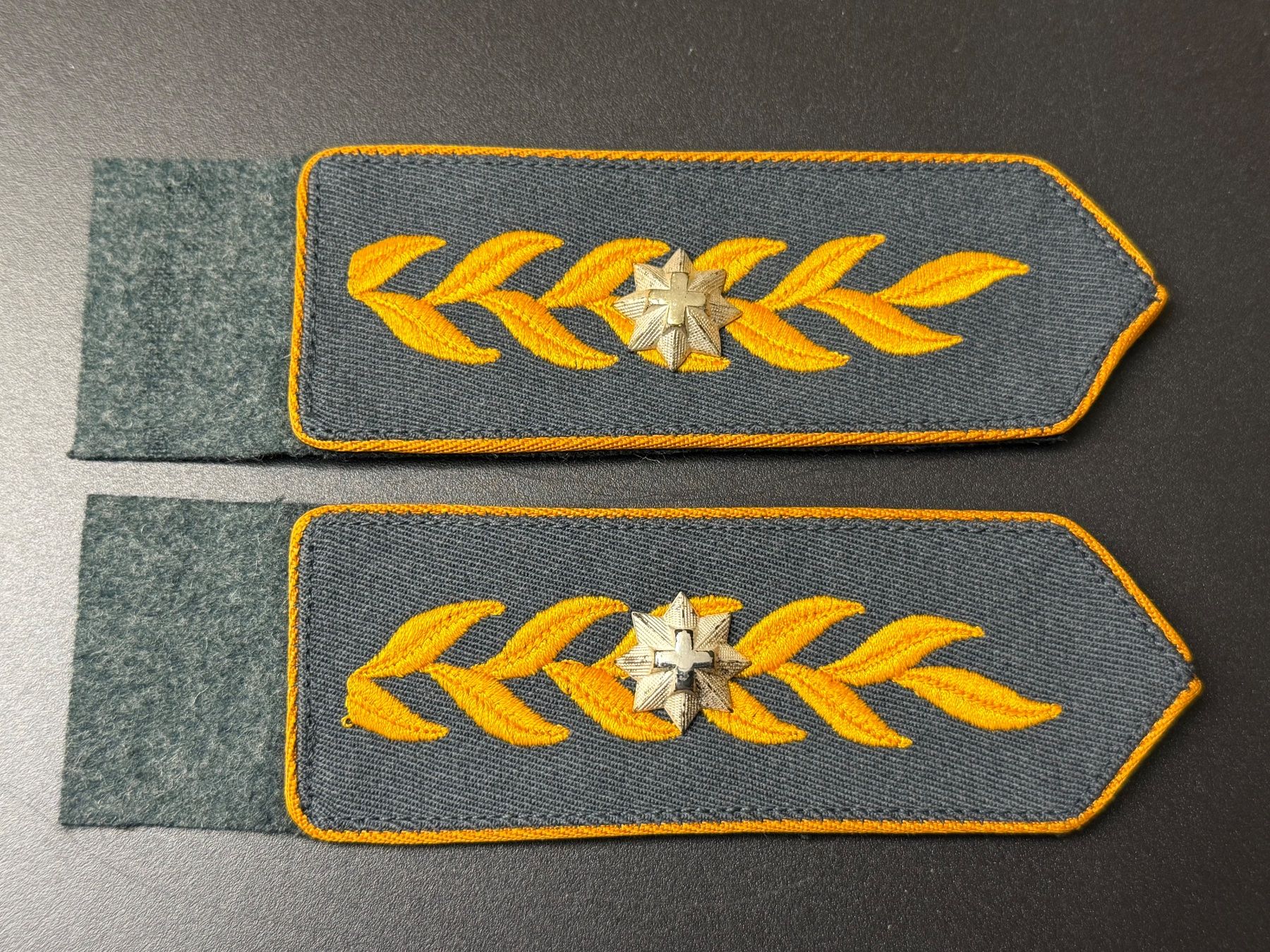 Schweizer Armee Placchette & Badge: 1 Paar Achselpatten: Brigadier ohne Kdo - CH Armee – Usato da Brütten venduto da Hst1 2