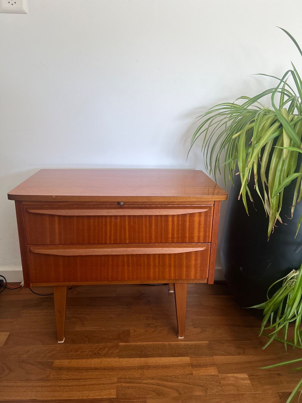 Cassettiere: Mid-Century Modern Kommode  Nachttisch ausziehbareTablar – Usato da Jona venduto da Sariksa
