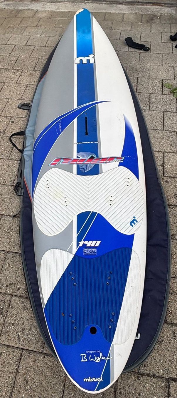 Mistral Tavole da surf e di nuoto: Mistral 140 Windsurfboard mit Finne  und Bag – Usato da Perlen venduto da Schaf09