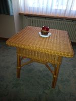 Tisch und 2 Stühle