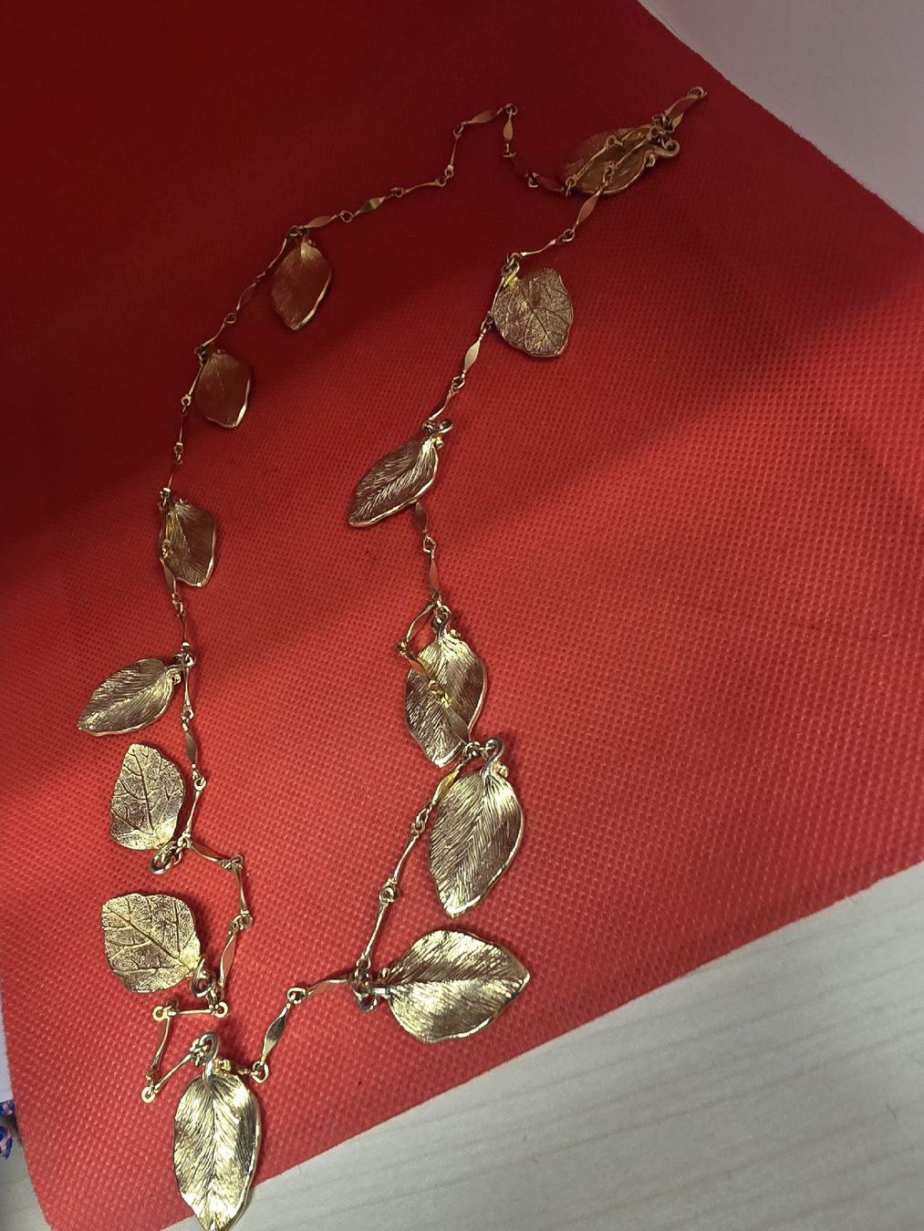Catenine: Halskette goldfarben mit Blatt-Elementen Modeschmuck – Usato da Herisau venduto da Antiques.AR 1