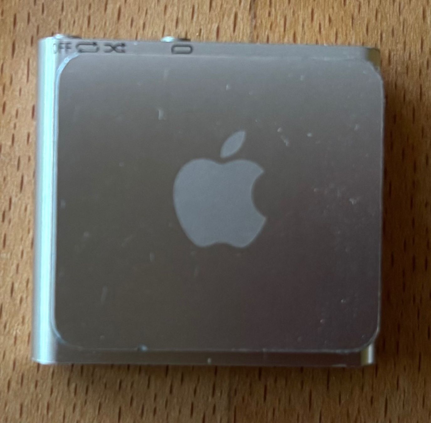 Apple Tragbarer Mediaplayer: Kultiger Apple iPod Shuffle hellgrau, 4. Generation – Defekt aus Bern von Thaisel 2