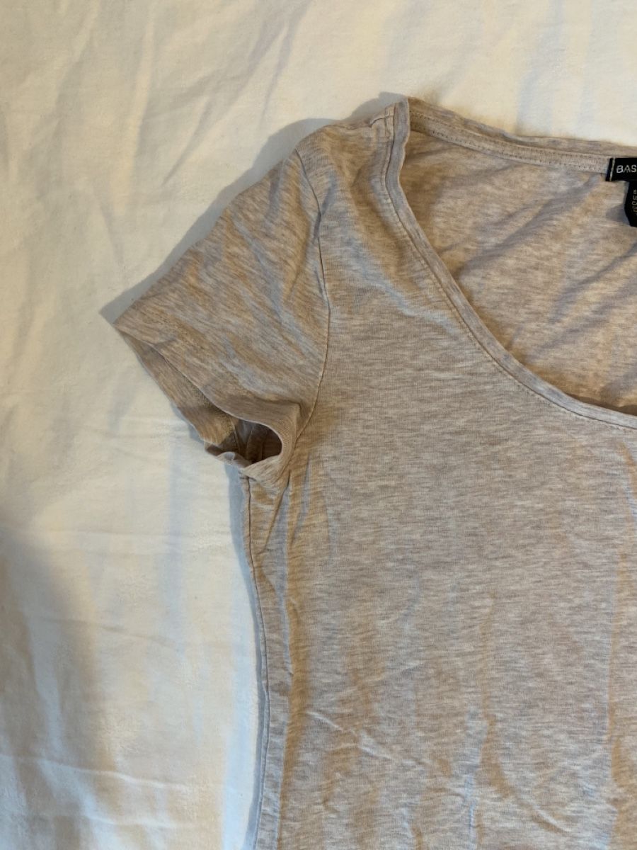 H&M T-shirt: T-shirt beige h&m – Usato da Chêne-Bougeries venduto da sor_9rzp 3