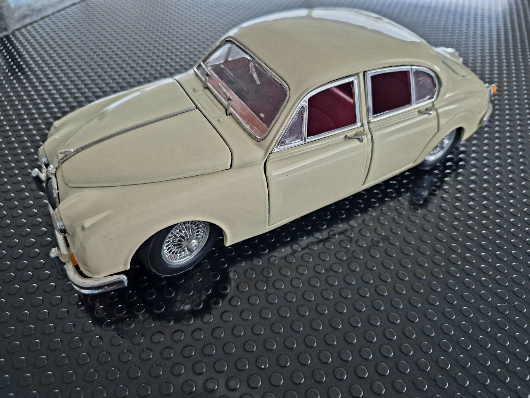 Jaguar Modellini d'auto: Jaguar Mark II,  Modellauto 1:18, Beige, Top – Usato da Schaffhausen venduto da Catboot01 4