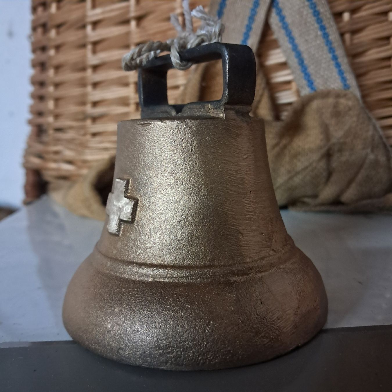 Cloches & sonnailles: SCHLICHTES GLÖGGLI MIT SCHWEIZERKREUZ  – D'occasion à Murten par SHETHOF 4