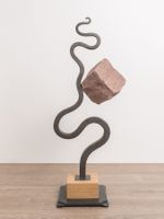 Abstrakte Skulptur aus Metall, Stein und Holz, Dekofigur