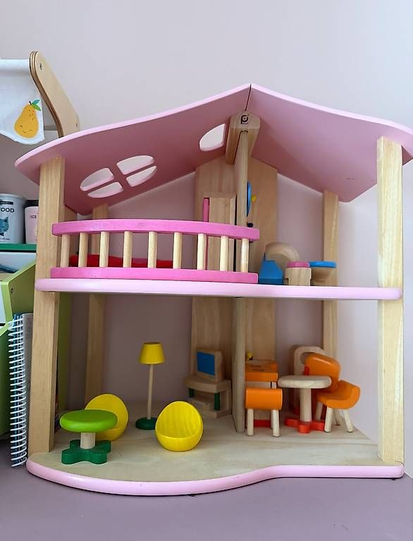 Puppenhäuser & -möbel: Holz-Puppenhaus mit Möbeln – Gebraucht aus Bülach von ali_q827