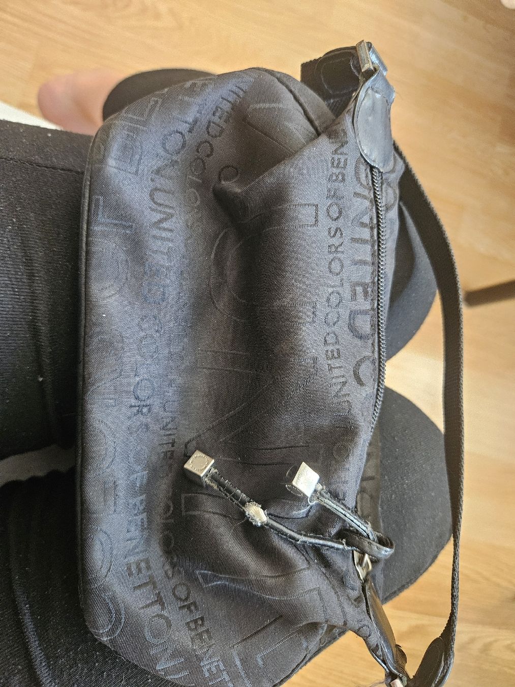 Benetton Borse: gebrauchte, schwarze Benetton Handtasche – Usato da Allschwil venduto da Nymeria_1993 1