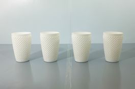 4 Gläser, Becher aus weissem Glas mit Relief, top Zustand!