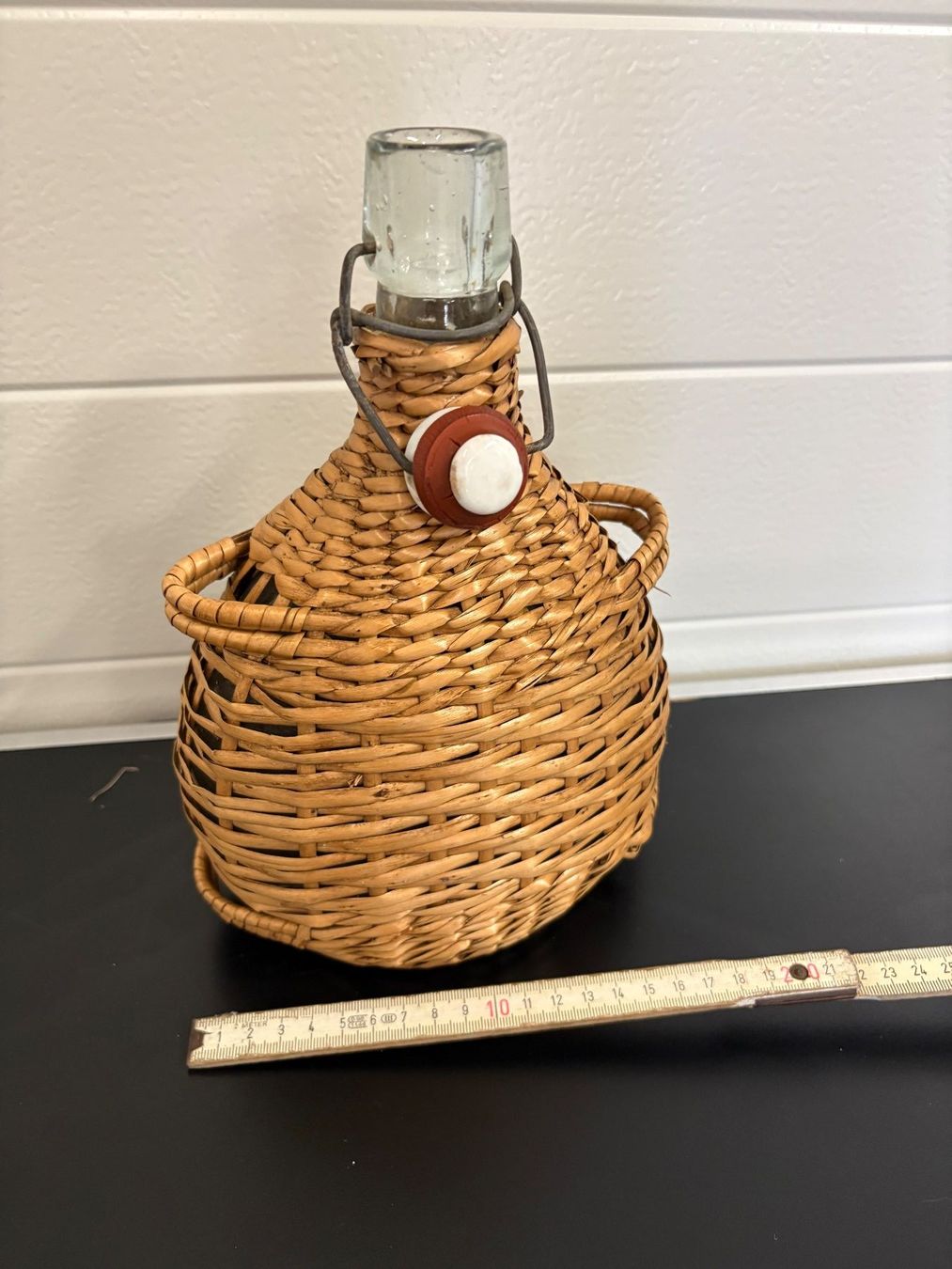 Flaschen: Flasche mit Geflecht Bügelverschluss – Gebraucht aus Wiesendangen von plus-minus