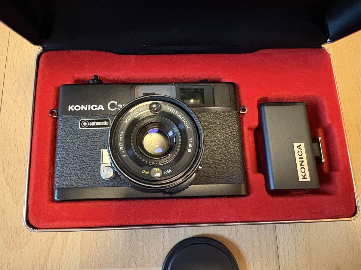 Konica Fotocamera: Konica C35 Automatic Schwarz in Hardcase – Usato da Bettwiesen venduto da wombat90 4