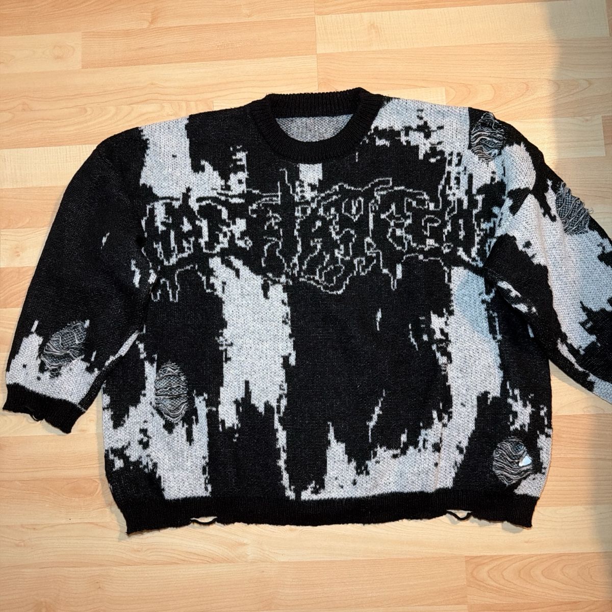 Maglioni & Felpe: Distressed Black & White Sweater - Grunge Style - Cool! – Usato da St. Gallen venduto da ber_82p9