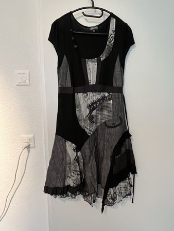 Schickes Sommerkleid, Grösse M, Schwarz mit Print Details