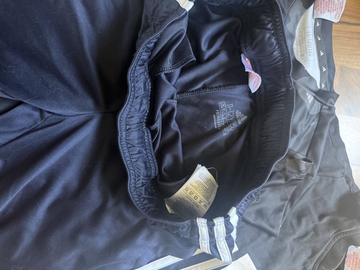 Adidas Lotti & Set di vestiti: Adidas Bundle: 2 Turnhosen 2 T-Shirt – Usato da Lenzburg venduto da Stone07 4