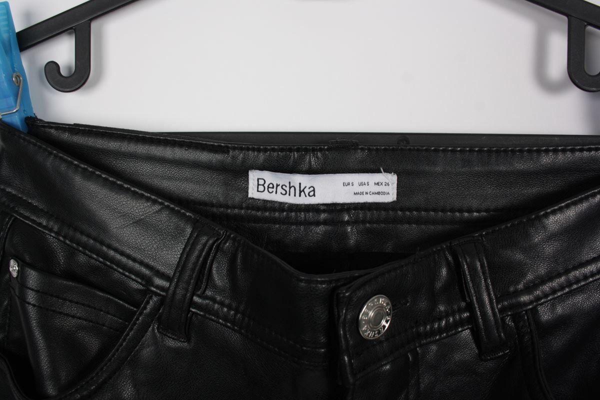 Bershka Pantaloni: BERSHKA Kunstlederhose schwarz Gr. S – Usato da Zollikofen venduto da Restwert_Zollikofen 2