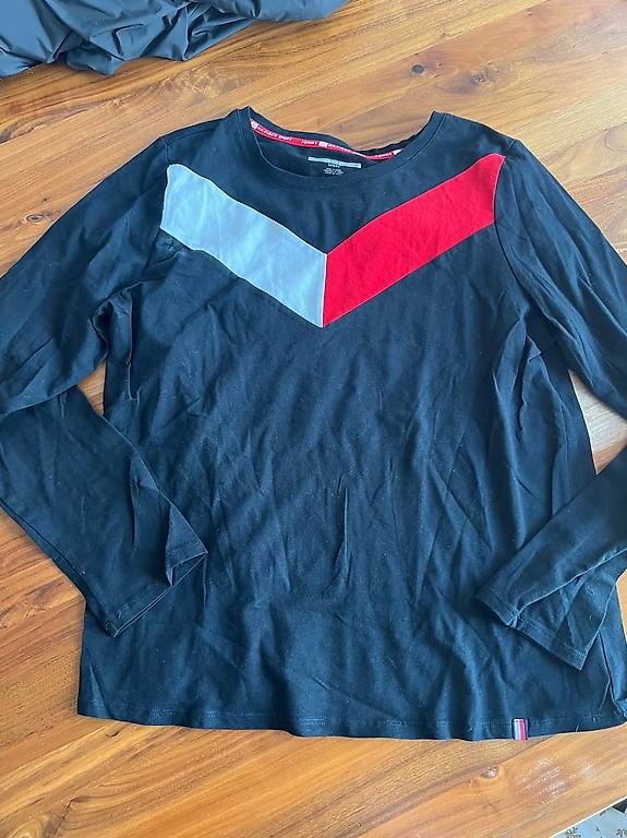 Pullover & Sweatshirts: Tommy Hilfiger Pullover – Gebraucht aus Glattpark(Opfikon) von Joyce.