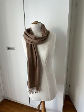 Wunderschöner Schal aus edler Wolle in Beige / Camel